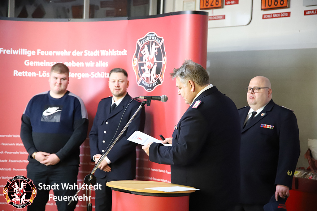 v. l. n. r. Jannick Groundstroem und Helge Helm werden in die Feuerwehr aufgenommen